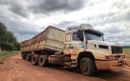 Caminhão carregado com tijolos fica ‘preso’ em buraco em frente ao Tatersal em Confresa; veja fotos