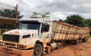 Caminhão carregado com tijolos fica ‘preso’ em buraco em frente ao Tatersal em Confresa; veja fotos
