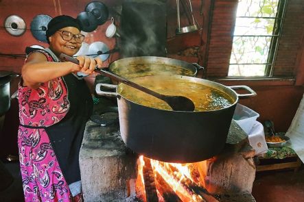Dona de casa distribui sopa e esperança para mais de 300 famílias