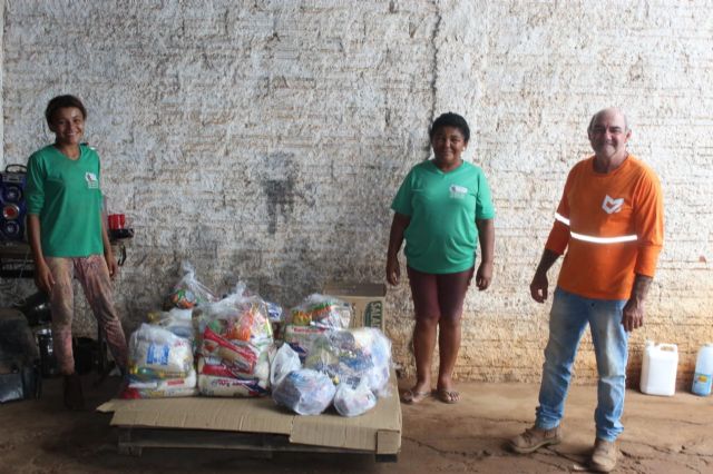 Projeto desenvolvido por policiais doa mais de 200 quilos de alimentos em Água Boa