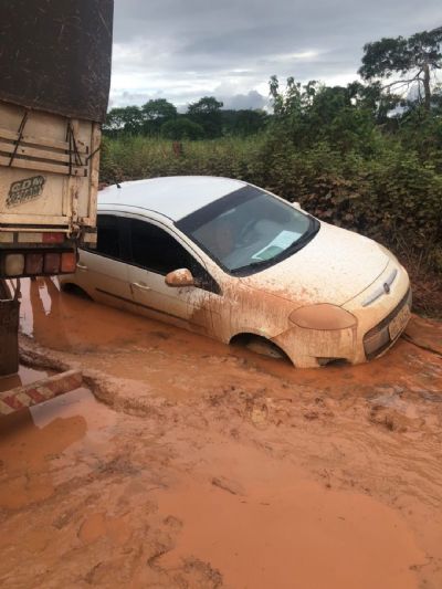 Carro cai dentro de buraco em estrada vicinal de Confresa e caminhonete é usada para desatolá-lo