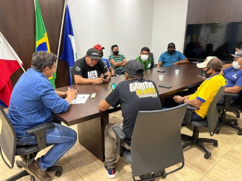 Prefeito de Confresa recebe representantes da T.I Urubu Branco para discutir ações e  investimentos futuros na aldeia