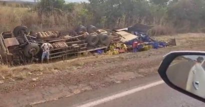 Carreta carregada com bebidas tomba a 20 km de Canarana