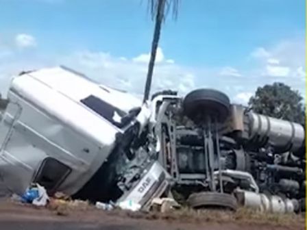 Carreta tanque tomba na BR-158 e combustível vaza na pista em Ribeirão Cascalheira