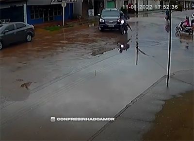 Câmera flagra motociclista se esquivando de acidente em avenida de Confresa